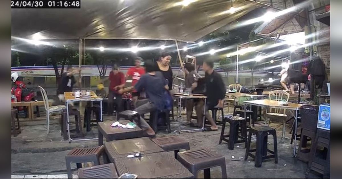 Brak! Video Viral Detik-Detik Mobil Nyelonong Tabrak Warung di Jakpus, 7 Motor Rusak