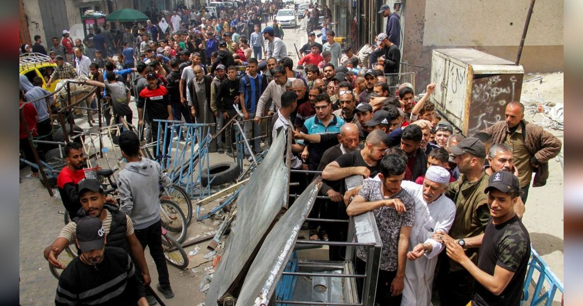 FOTO: Demi Roti, Antrean Warga Palestina di Gaza Sampai Sepanjang ini