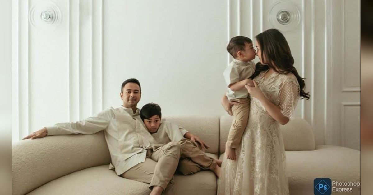 Sederet Tingkah Lucu Rayyanza saat Foto Keluarga, Bergelantungan Hingga Lompat-lompat tapi Hasilnya Tetap Kece