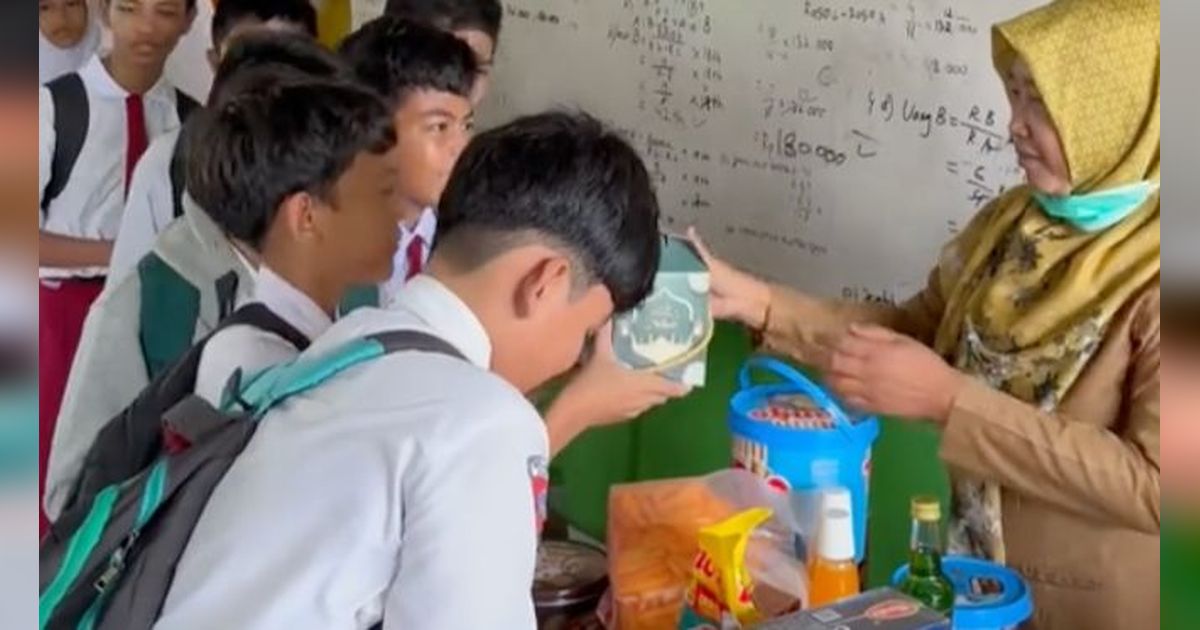 Viral Momen Siswa Patungan Beri THR untuk Guru, Curi Perhatian Warganet