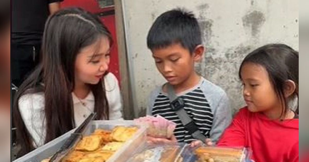 Viral Perjuangan Kakak Beradik Jualan Takjil di Pinggir Jalan, Dapat Hadiah Sepeda Baru