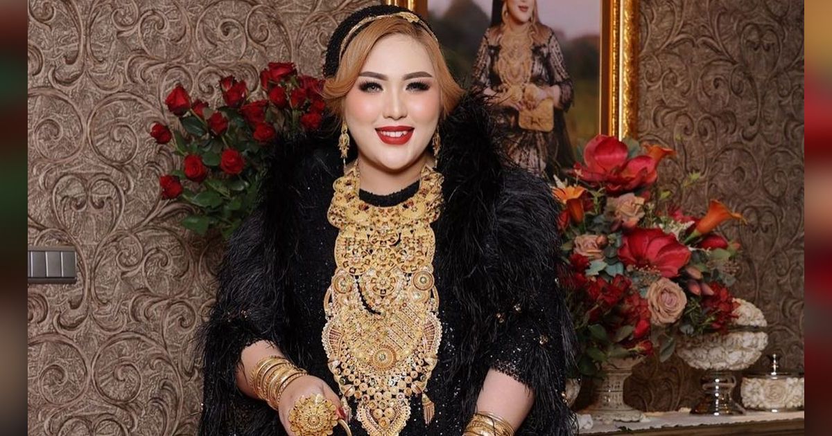 Potret Gaya Bos Skincare Mira Hayati Pakai Jilbab dari Emas, Penampilannya Bak Cleopatra