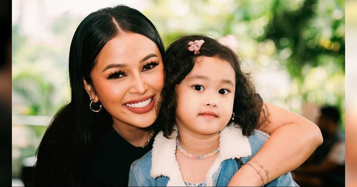 Deretan Pose Gemas Gewa, Putri Mendiang Glen Fredly yang Kini Sudah Sekolah