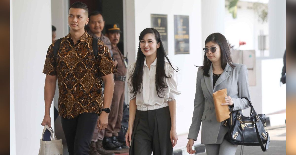 Kipas Angin Sorot ke Wajah, Begini Penampakan Sandra Dewi Diperiksa Penyidik Kejagung