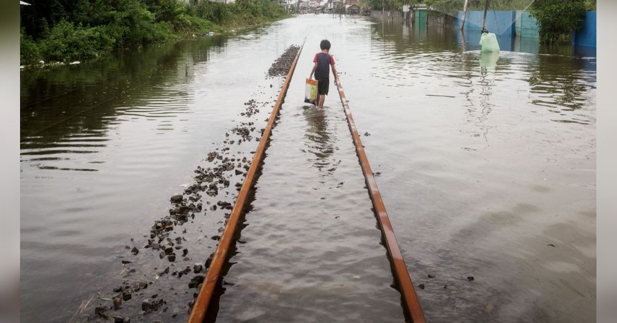 Jalanan Sekitar Pantai Kuta Banjir sampai Dimanfaatkan Bule-Bule Buat Surfing