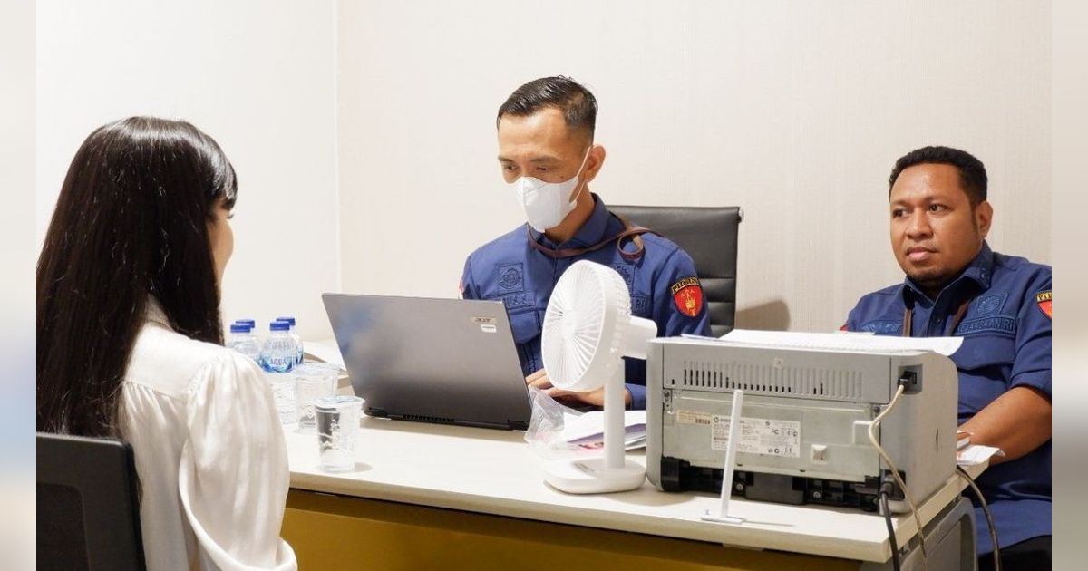 Potret Sandra Dewi Saat Diperiksa Penyidik Kejagung, Kegerahan sampai Pakai Kipas Angin