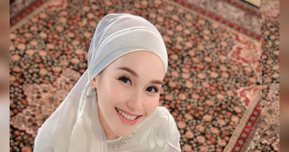 8 Potret Ayu Ting Ting Sahur Dadakan di Rumah Tetangga