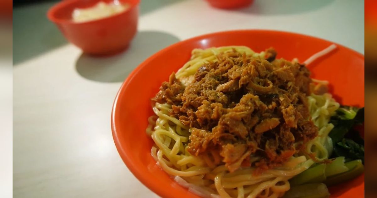 Mencicipi Sajian Lawas di Warung Bakmi Babah Tong Matraman, Punya Menu Bubur yang Topingnya Dipisah