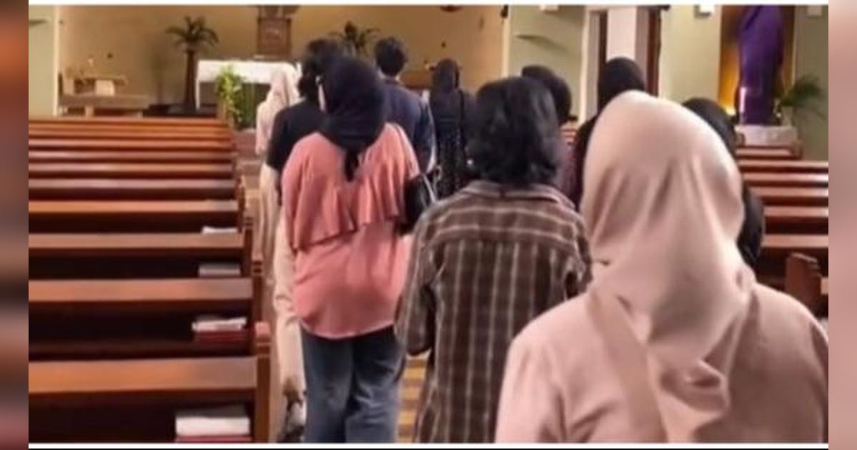 Sekelompok Mahasiswa Muslim ‘Ngabuburit’ di Kapel Biara Ursulin Bandung, Aksinya Viral