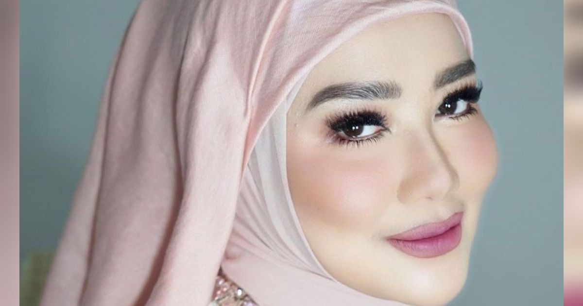Pesona Reza Artamevia Saat Kenakan Hijab dengan Makeup Serba Pink