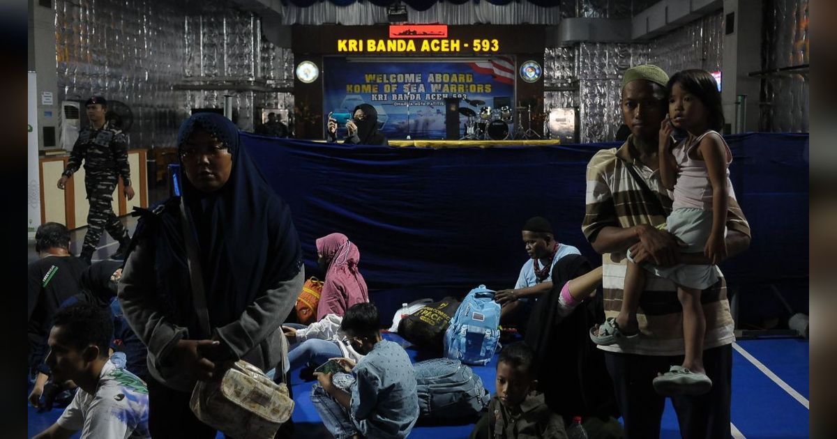 FOTO: Potret Ribuan Pemudik Pulang Kampung Naik Kapal Perang KRI Banda Aceh