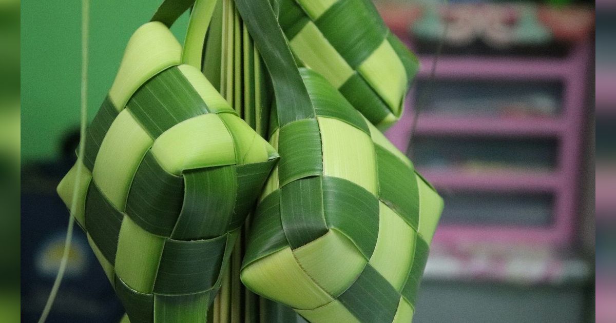 Tips Memilih Daun Kelapa untuk Membuat Ketupat Lebaran, Lengkap dengan Makna Khususnya yang Dalam Banget