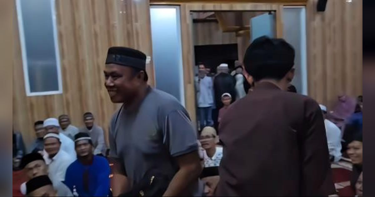 Mobil Masuk Bengkel Lalu Singgah di Masjid Cuma Buat Sholat, Tak Sangka Polisi Ini Malah Dapat Rezeki Mengejutkan