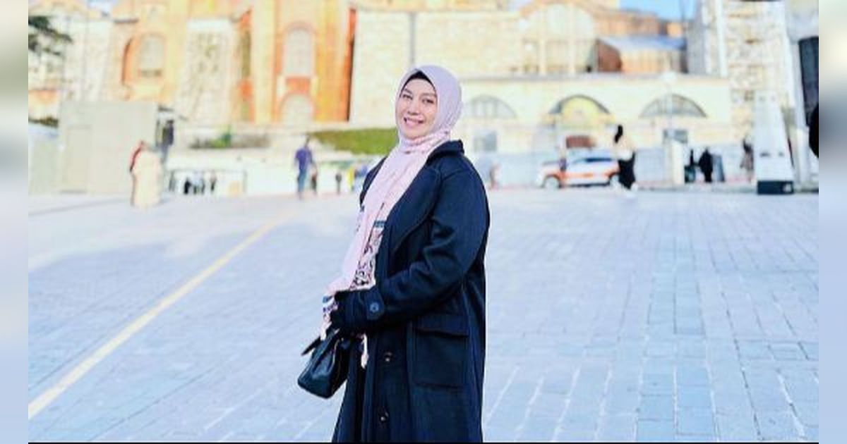 8 Potret Puput Melati yang Masih Awet Muda di Usia Jelang 41 Tahun, Kayak Kakak bagi Putra Sulungnya
