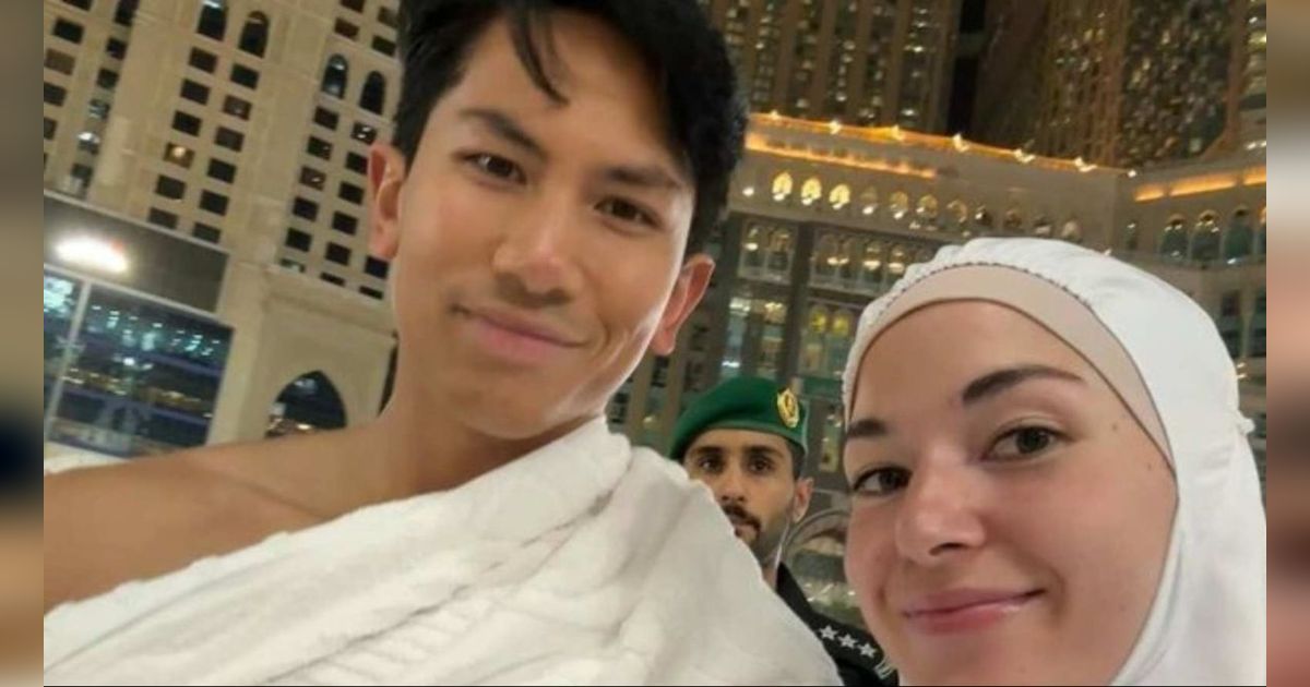 Potret Pangeran Mateen dan Anisha Rosnah Jalani Umrah, Alat Sholat Sederhana Istrinya Dibilang Mirip Mukena di Masjid