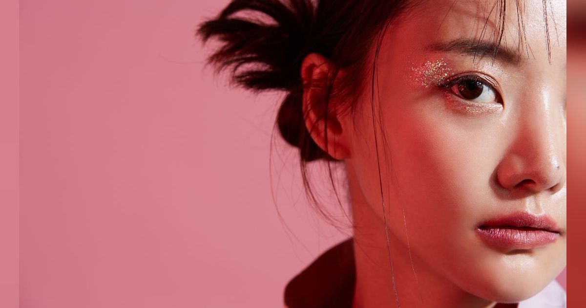 Trik Pakai Glitter Pada Agyeosal, Tampilan Jadi Hits bak Idol K-pop