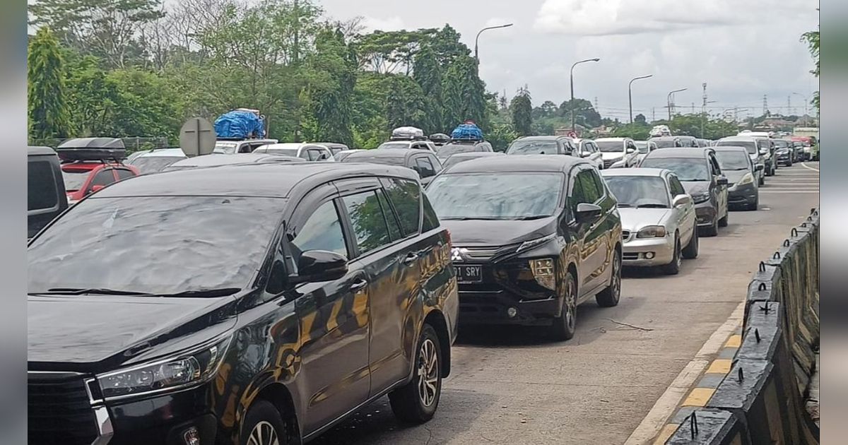 Kendaraan Pemudik Menuju Pelabuhan Merak Antre 8 Km dalam Tol