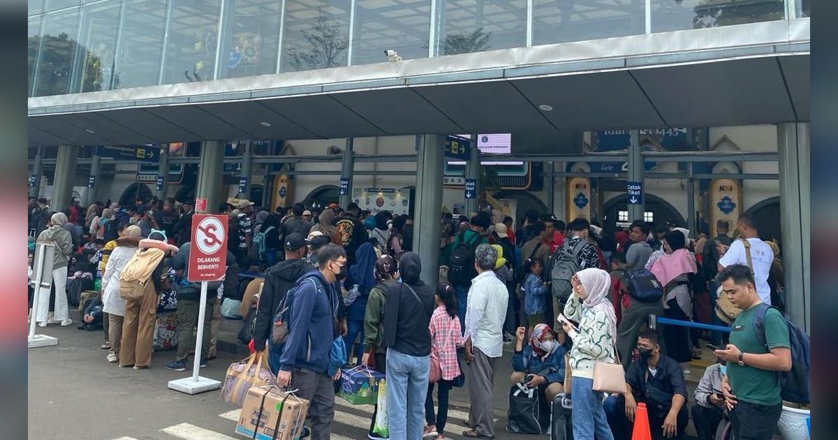 Kisah Porter Nomor 001 Stasiun Pasar Senen, Mudik Lebaran Pendapatan Naik dan Pernah Angkut Barang 40 Kilogram