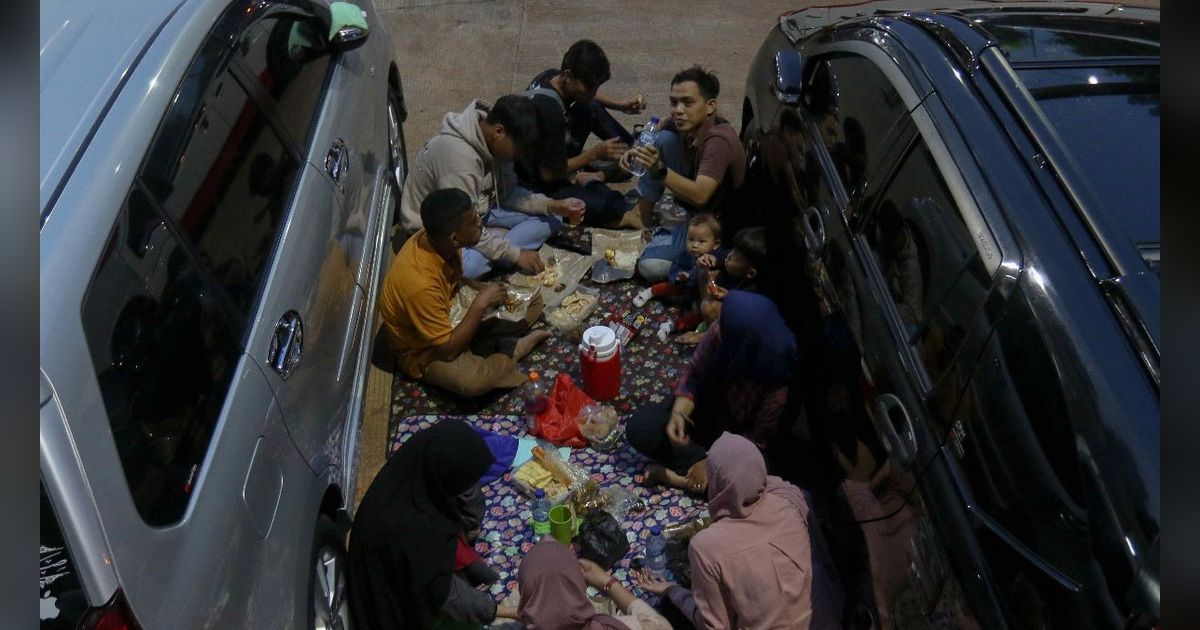 FOTO: Momen Hangat Pemudik Nikmati Buka Puasa di Rest Area Tol Cipali