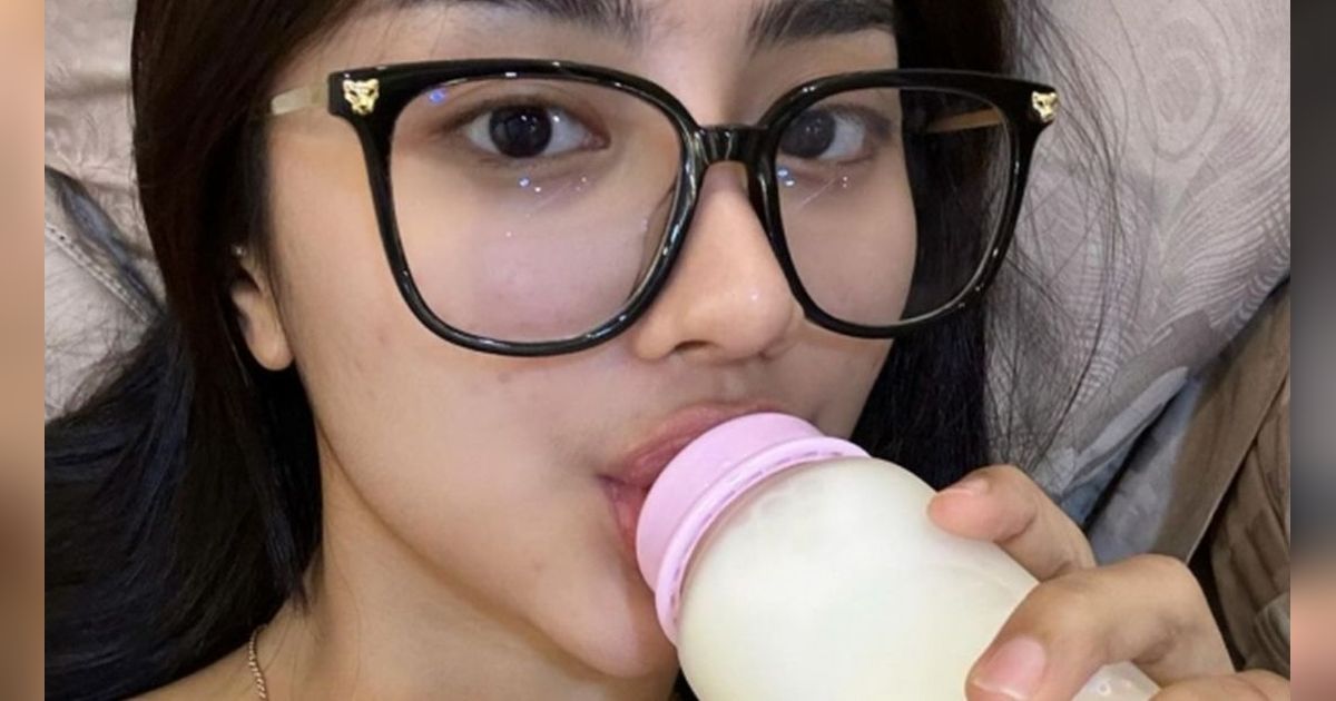 10 Adu Gaya Anya Geladine VS Ghea Youbi Minum Susu Pakai Dot, Netizen Julid: Bikin Geli