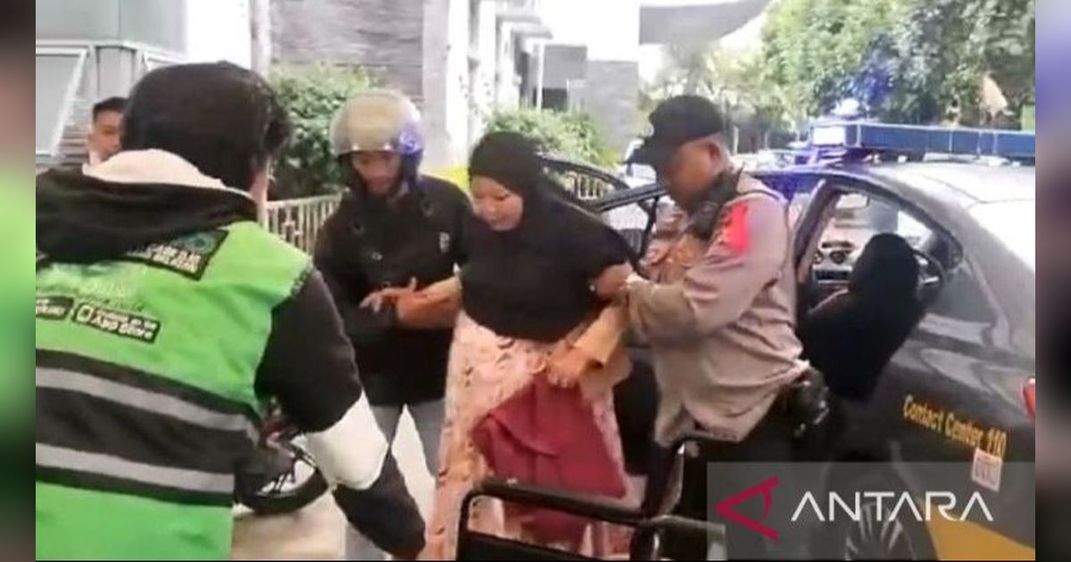 Ibu Hamil yang Hendak Melahirkan Ini Terjebak di Pasar Tipar, Sampai Dievakuasi Kepolisian