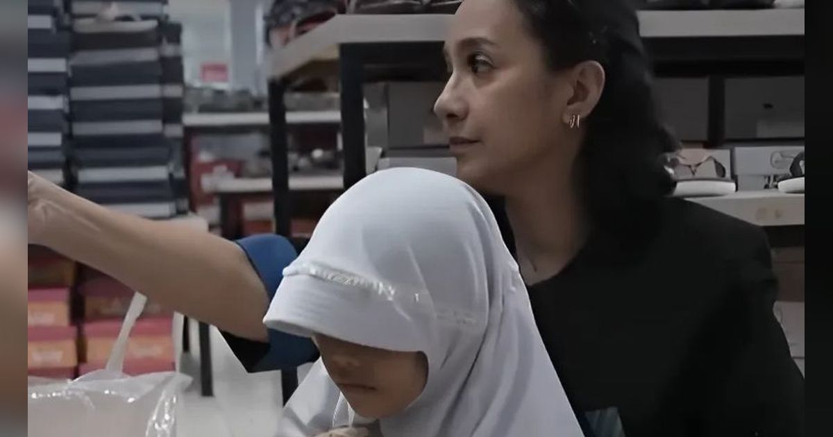 Potret  Shahnaz Haque yang Telaten Dampingi Anak Yatim Belanja Lebaran, Sampai Duduk di Lantai