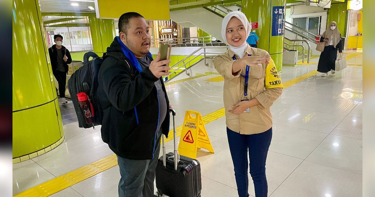 Mengenal Lebih Dekat Petugas Cantik Customer Service Keliling di Stasiun Kereta Api