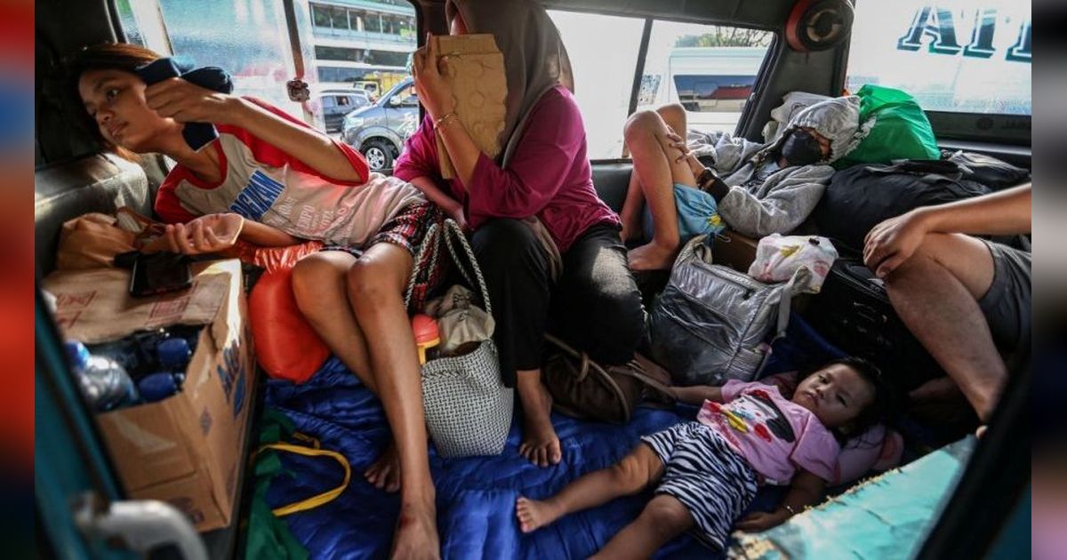 FOTO: Potret Lelah Para Pemudik yang Terpaksa Tidur di Pelabuhan Merak saat Terjebak Antrean Masuk Kapal Berjam-jam