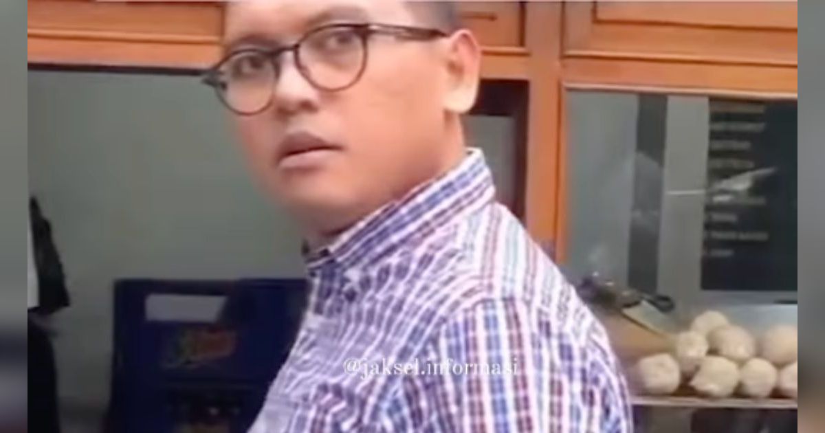 Pengemudi Arogan yang  Parkir di Tengah Jalanan Jaksel Hanya untuk Beli Gorengan Minta Maaf