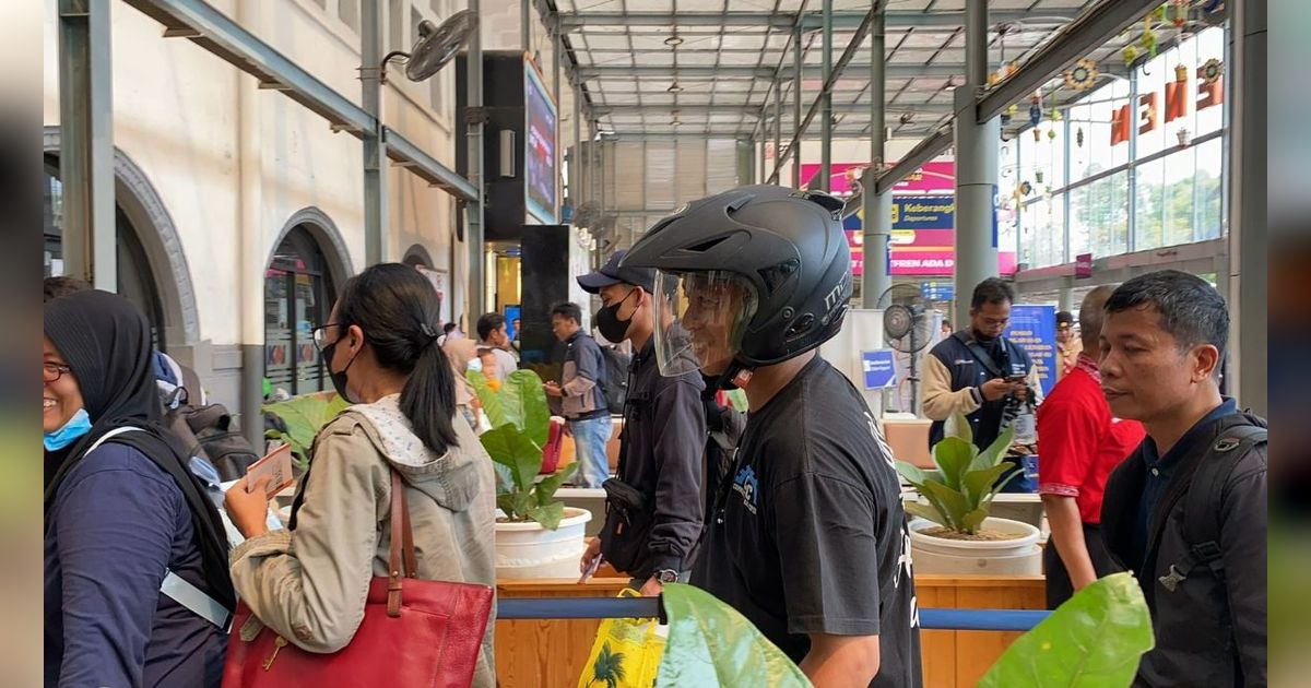 Tingkah Lucu Pemudik Pakai Helm Saat Masuk Kereta hingga Ditegur Dirut KAI, Alasannya Tak Terduga