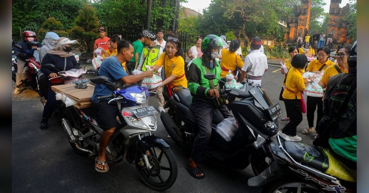 FOTO: Menumbuhkan Sikap Toleransi, Umat Hindu di Cinere Membagikan Makanan Buka Puasa untuk Warga Membutuhkan