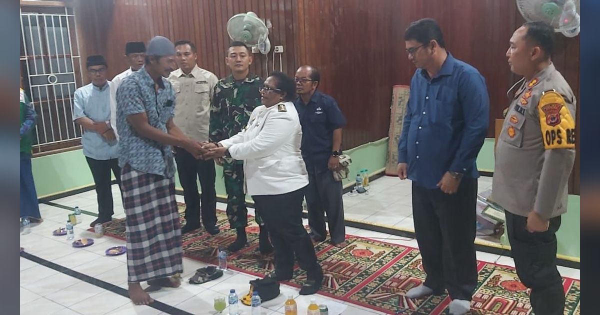 Murka Pj Gubernur Papua Tengah Saat Rumah Warganya Dibakar OTK