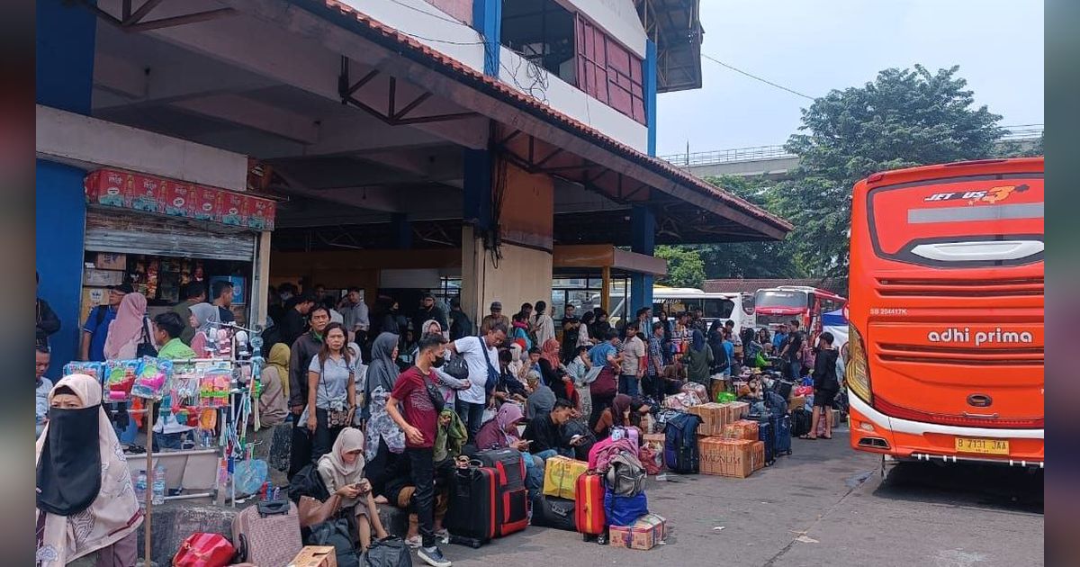 Tinjau Arus Mudik di Statiun Pasar Senen, Jokowi: Rapi dan Tak Ada yang Berdesakan