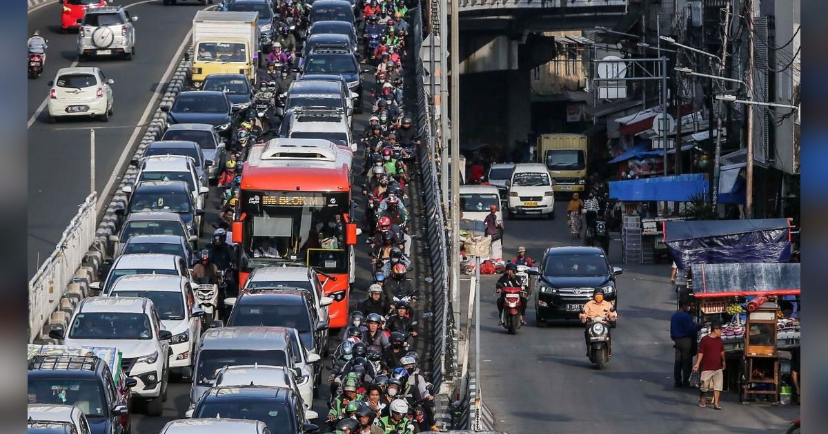 Terjadi Kemacetan di Jalan, Aksi Pemberani Pria Hadang Pengendara Ingin Serobot Jalan Ini Viral