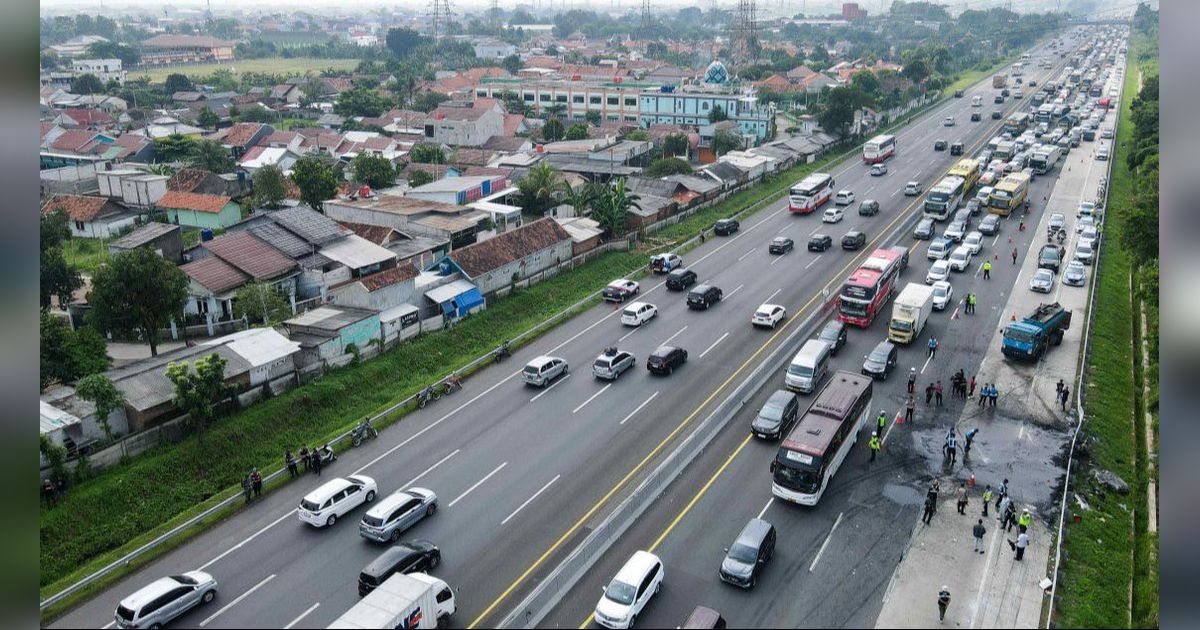 FOTO: Kecelakaan Maut di Tol Jakarta-Cikampek Km 58 Sebabkan Lalu Lintas Macet Mengular