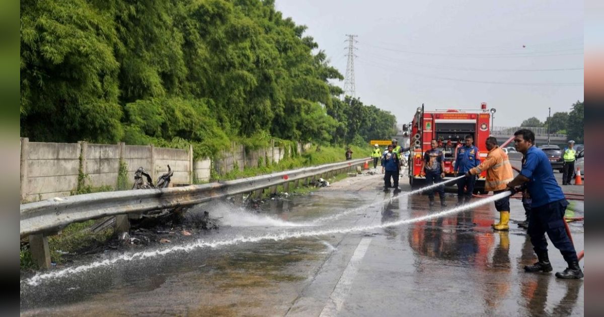 Video Detik-Detik Kecelakaan Beruntun di KM 58 Tol Cikampek, Mobil Langsung Terbakar Hebat, 12 Korban Tewas