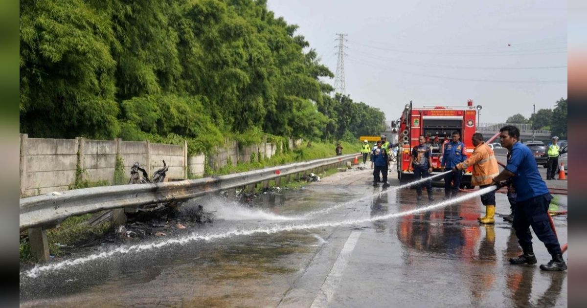 VIDEO: Dramatis! Momen Korban Selamat Kecelakaan Tol Cikampek KM58 Keluar Mobil Sebelum Terbakar