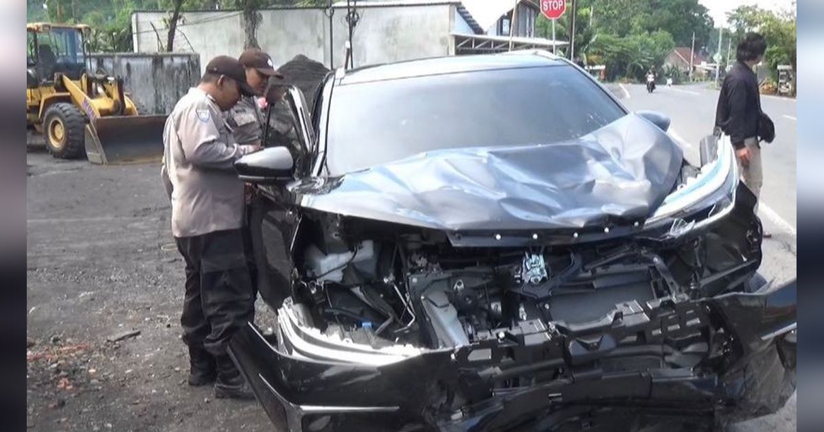 Kecelakaan Minibus Vs Sepeda Motor, Pengendara Terseret Puluhan Meter