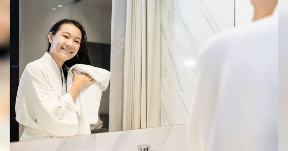 Bahaya Sering Tidur dalam Keadaan Rambut Basah, Jangan Dilakukan Ya!