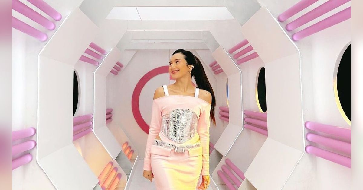 Look Fresh and Girly ala Beby Tsabina dengan Outfit Seru