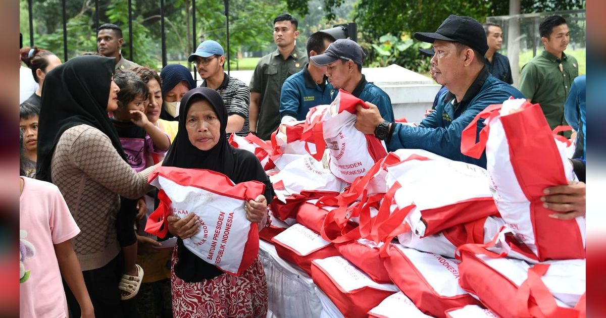 Presiden Jokowi Bagi-bagi 1.000 Sembako di Depan Istana Jelang Lebaran