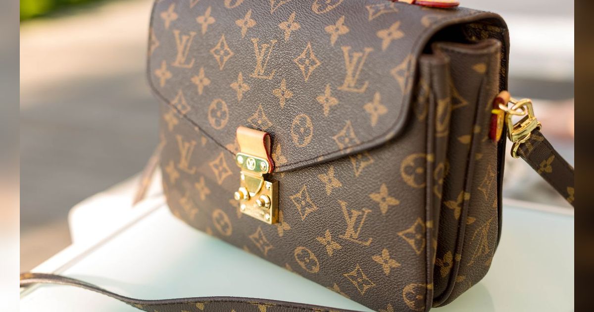 Momen Petugas KAI Temukan Tas Louis Vuitton di Stasiun Semarang Tawang, Berisi Emas Batangan 100 Gram 5 Keping