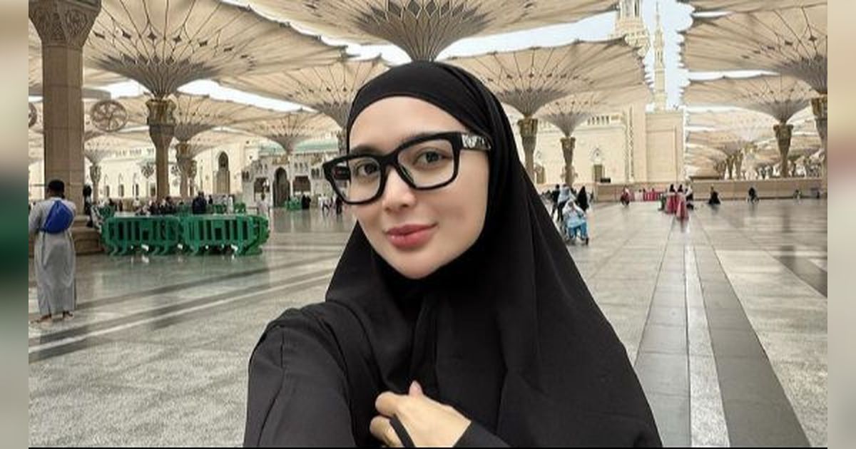 10 Potret Artis Dangdut Mengenakan Hijab Saat Jalani Umroh, Adem Memandangnya