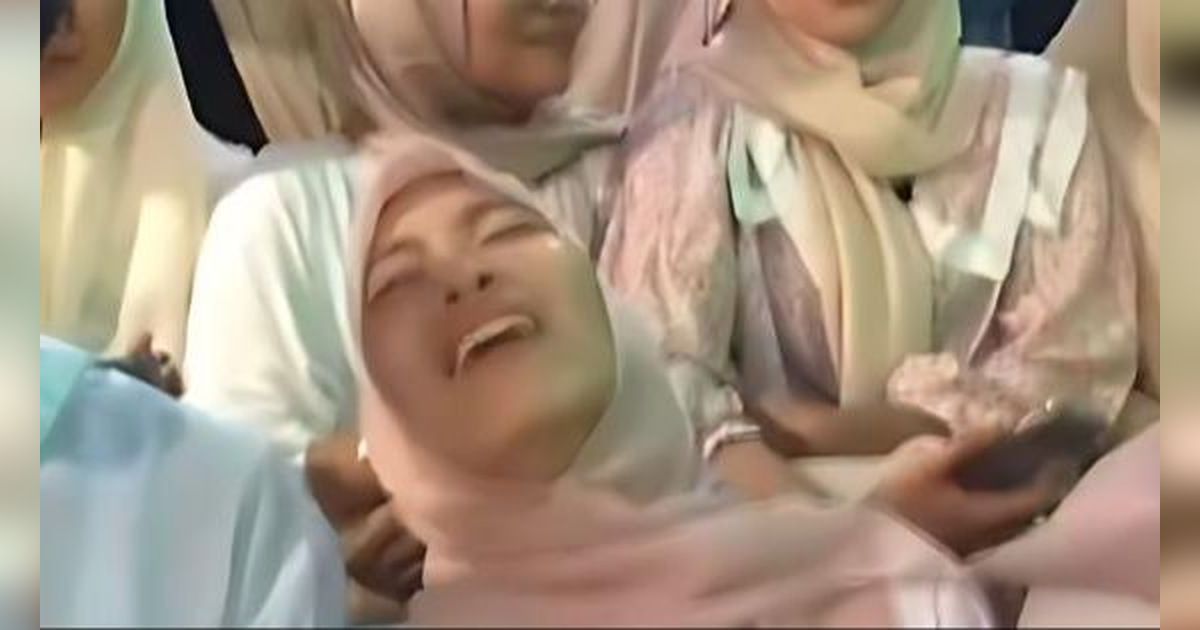 Nekat Naik Kora-Kora Bareng Bestie di Pasar Malam, Gadis Ini Pingsan dan Diangkut ke IGD, Netizen: Teman-temannya Auto Merasa Salah