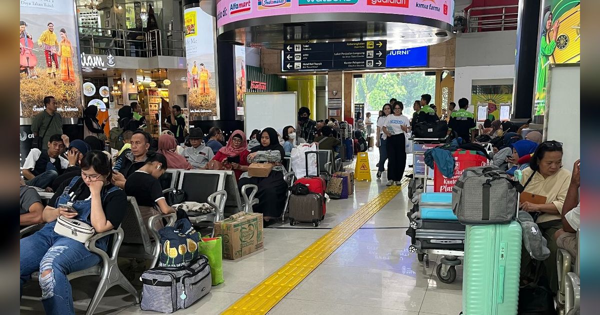 Situasi Arus Mudik di Stasiun Gambir pada H-1 Lebaran