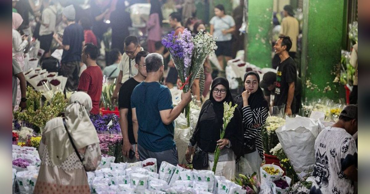 FOTO: Sehari Jelang Hari Raya Idulfitri 1445 H, Pasar Rawa Belong Semakin Padat Diserbu Pemburu Bunga Hias