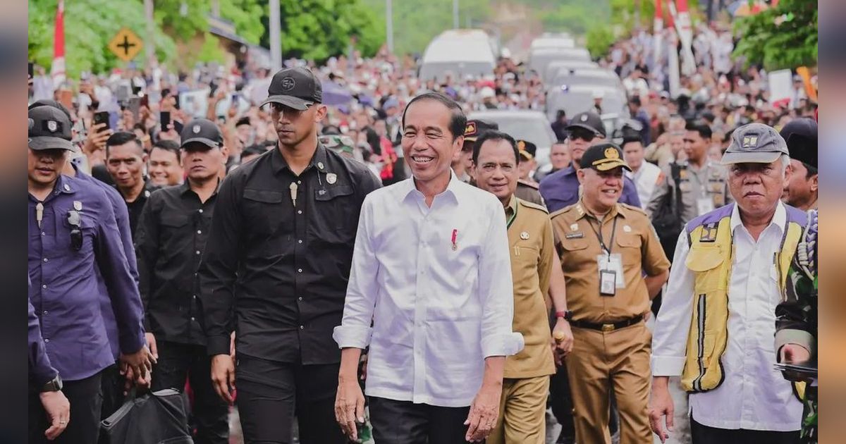 VIDEO: Jokowi Bagi-Bagi Ribuan Bansos Lebaran, Paspampres Cegat Ojol & Warga Depan Istana