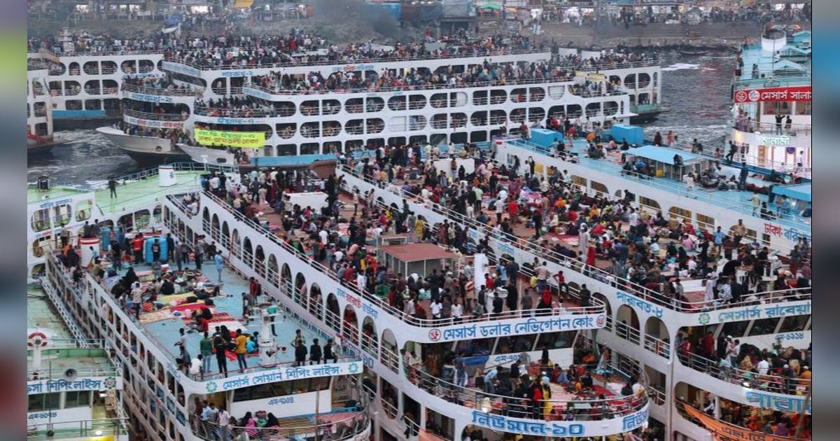 FOTO: Penampakan Arus Mudik di Bangladesh, Kapal Ferry Penuh Sesak