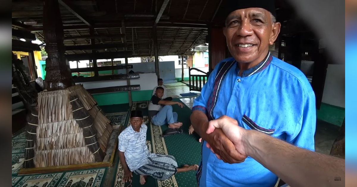 Berkunjung ke Masjid Berusia 600 Tahun di Ambon, Turis Bule Disambut Guru Ngaji Bisa Ngomong 4 Bahasa Asing