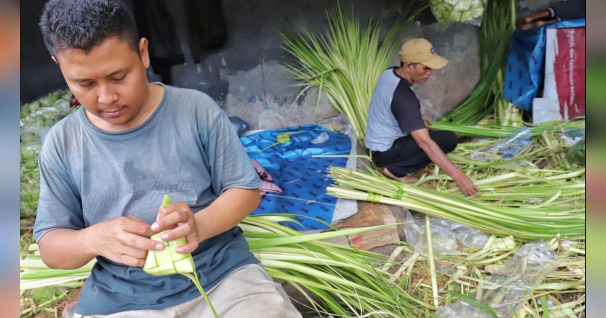 FOTO: Jelang Idulfitri, Pedagang Kulit Ketupat Lebaran Menjamur di Pasar Palmerah